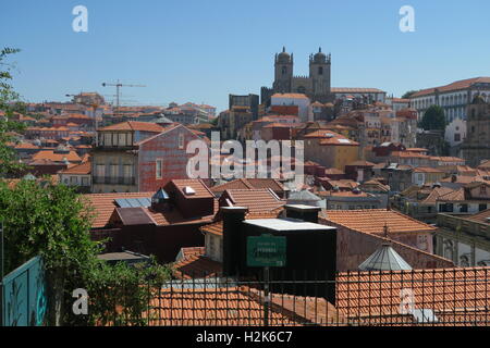 Blick über die Dächer in Porto aus einer Miraduoro. Stockfoto