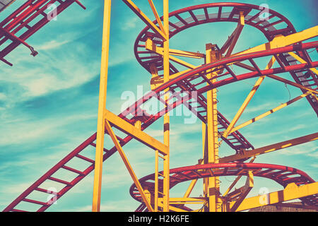 Retro-getönten Rollercoaster Gleisbau in einem Vergnügungspark. Stockfoto