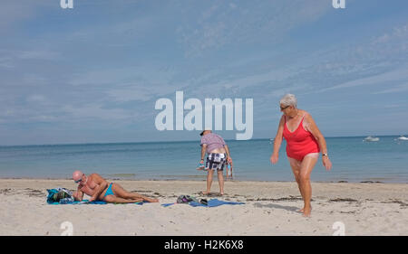 Drei Personen im Ruhestand an einem Strand in Quiberon, Frankreich Stockfoto