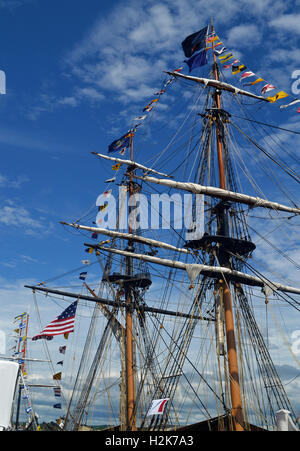 Eine große zwei Mast Großsegler unter blauem Himmel im Hafen von Hamilton, Ontario, Kanada. Stockfoto