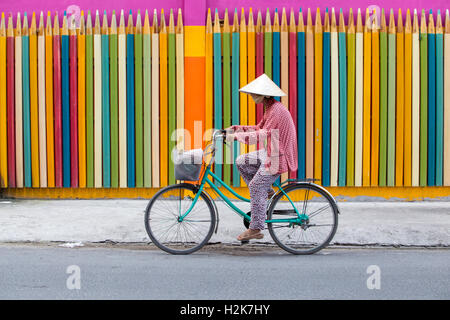 Vietnamesin mit konischen Hut, mit dem Fahrrad Stockfoto