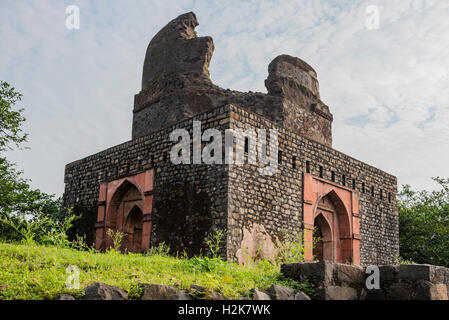 Gebrochenen Kuppel von einem alten quadratischen Monument in Mandu, Madhya Pradesh, Indien Stockfoto