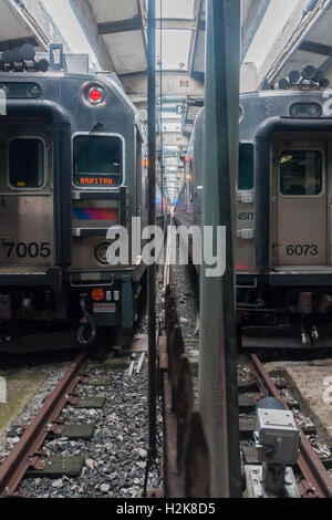 New Jersey Transit Pendelzüge auf der Schiene und der Fährhafen in Hoboken, New Jersey Stockfoto