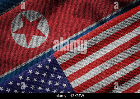 3D-Rendering der Flaggen der USA und Nordkorea auf gewebten Stoff. Detaillierten Textile Muster und Grunge-Thema. Stockfoto