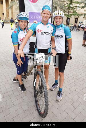 Prinzessin Beatrice mit Sam und Holly Branson, die Kinder von Sir Richard Branson, nach Abschluss der Fahrrad Bergetappe der Jungfrau streben Challenge 2016, in denen Teilnehmer laufen, ging und radelte für einen guten Zweck vom Matterhorn Berg in der Schweiz, alle durch die Länge von Italien auf der Insel Sizilien. Stockfoto