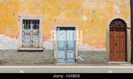 Fassade eines alten Hauses mit Holztüren Stockfoto