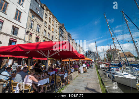 Outdoor-Restaurants im Hafen, Honfleur, Normandie, Frankreich, Europa Stockfoto