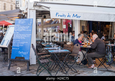 Restaurants entlang der Kante von der Marina in den alten Hafen von La Rochelle, Charente-Maritime, Frankreich, EU, Europa Stockfoto