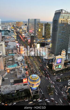 Las Vegas Strip in der Abenddämmerung vom Eiffel-Turm Stockfoto