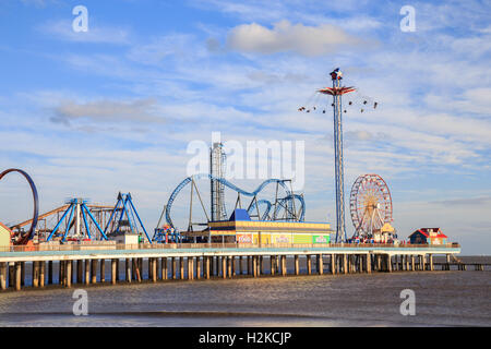 Historischen Vergnügen Pier Vergnügungspark und Strand an der Küste des Golfs von Mexiko in Galveston, Texas Stockfoto