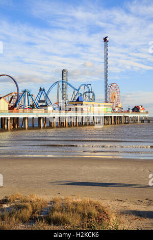 Historischen Vergnügen Pier Vergnügungspark und Strand an der Küste des Golfs von Mexiko in Galveston, Texas Stockfoto