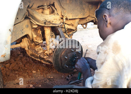 Mann, die Reparatur eines Autos (Madagaskar) Stockfoto