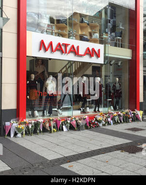 Floral Tribute sind Links außerhalb des Speichers Matalan in Queen Street, Cardiff, nach dem Tod des Paares Lee Simmons und Zoe Morgan. Stockfoto