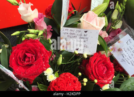 Floral Tribute sind Links außerhalb des Speichers Matalan in Queen Street, Cardiff, nach dem Tod des Paares Lee Simmons und Zoe Morgan. Stockfoto