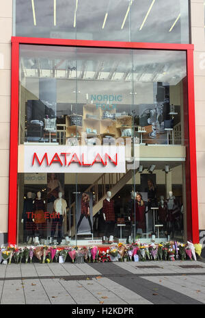 Floral Tribute sind Links außerhalb des Speichers Matalan in Queen Street, Cardiff, nach dem Tod des Paares Lee Simmons und Zoe Morgan. Stockfoto