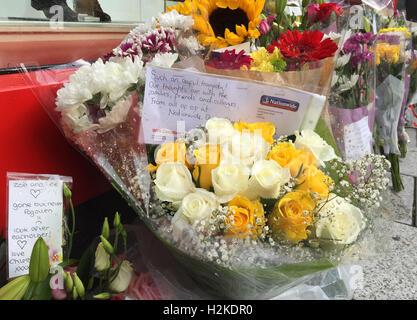 Floral Tribute sind Links außerhalb des Speichers Matalan in Queen Street, Cardiff, nach dem Tod des Paares Lee Simmons und Zoe Morgan. Stockfoto