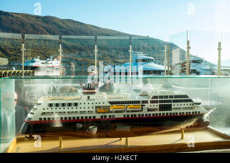 Hurtigruten Schiff, mit echten Schiff außerhalb anreisen zu modellieren. Tromsø, Norwegen Stockfoto