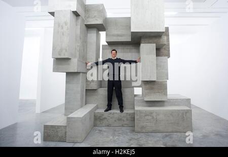 Bildhauer Antony Gormley stellt mit Block, (2015, Beton), als Teil der Passung, seine neue Ausstellung im White Cube Bermondsey, London angezeigt. PRESS ASSOCIATION. Bild Datum: Dienstag, 27. September 2016. Bildnachweis sollte lauten: Isabel Infantes/PA Wire Stockfoto