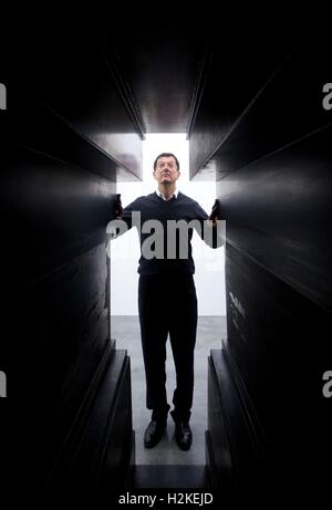Bildhauer Antony Gormley stellt mit Passage, (2016, Verwitterung aus 6mm Stahl), als Teil der Passung, seine neue Ausstellung im White Cube Bermondsey, London angezeigt. PRESS ASSOCIATION. Bild Datum: Dienstag, 27. September 2016. Bildnachweis sollte lauten: Isabel Infantes/PA Wire Stockfoto