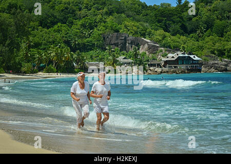 älteres Ehepaar auf Strand Stockfoto
