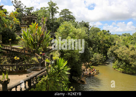 Schlossgarten und Brücke im Paronella Park in Mena Creek, Queensland, Australien Stockfoto