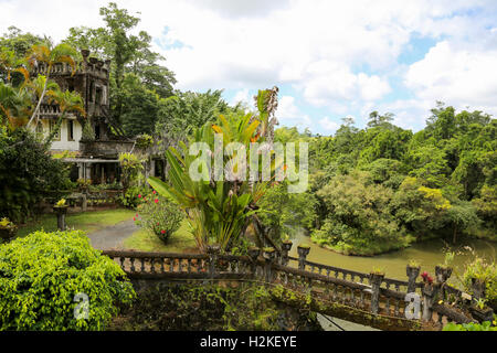 Schlossgarten und Brücke im Paronella Park in Mena Creek, Queensland, Australien Stockfoto