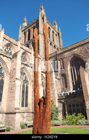 Hereford Kathedrale, Hereford, Großbritannien - über Grenzen Skulptur von John O'Connor Eisen Harz und aus rostfreiem Stahl. Stockfoto