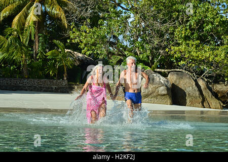 älteres Ehepaar auf Strand Stockfoto