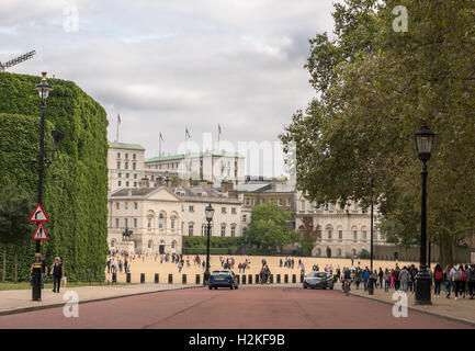 Pferd schützt Straße zur Horse Guards Parade, London, England. Stockfoto