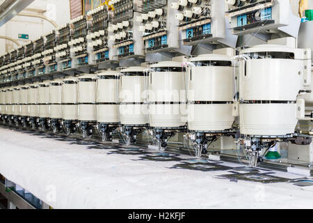 Nähmaschine im Bekleidungswerk, Chiang Mai, Thailand. Stockfoto