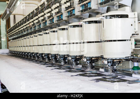 Nähmaschine im Bekleidungswerk, Chiang Mai, Thailand. Stockfoto