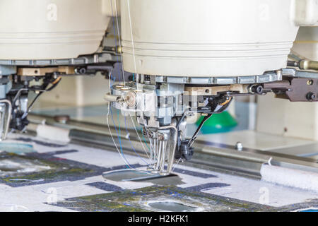 Nähmaschine im Bekleidungswerk, Chiang Mai, Thailand. Stockfoto