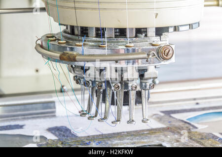 Nähmaschine im Bekleidungswerk, Chiang Mai, Thailand. Stockfoto