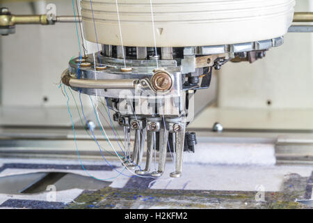 Nähmaschine im Bekleidungswerk, Chiang Mai, Thailand. Stockfoto