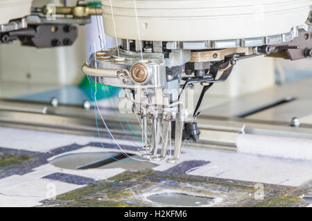 Nähmaschine im Bekleidungswerk, Chiang Mai, Thailand. Stockfoto