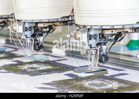 Nähmaschine im Bekleidungswerk, Chiang Mai, Thailand. Stockfoto