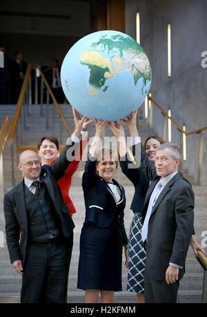 (Links-rechts) Patrick Harvie, Ruth Davidson, Nicola Sturgeon, Kezia Dugdale und Willie Rennie mit ein riesiges Modell des Planeten Erde, um ihr Engagement für die Bekämpfung des Klimawandels in der Garten-Lobby des schottischen Parlaments, Edinburgh zu markieren. Stockfoto