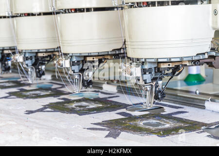 Nähmaschine im Bekleidungswerk, Chiang Mai, Thailand. Stockfoto