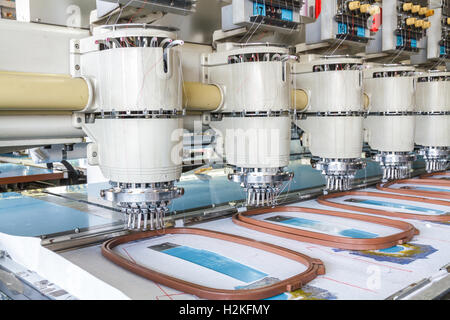 Nähmaschine im Bekleidungswerk, Chiang Mai, Thailand. Stockfoto