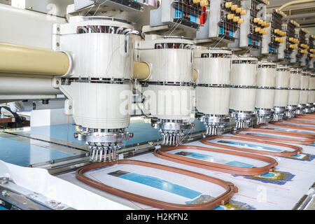 Nähmaschine im Bekleidungswerk, Chiang Mai, Thailand. Stockfoto