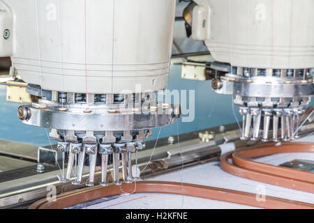 Nähmaschine im Bekleidungswerk, Chiang Mai, Thailand. Stockfoto