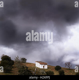 Kleines Haus in einem abgelegenen Dorf im Norden Portugals. Stockfoto