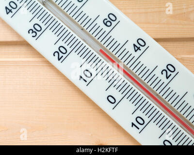 Thermometer auf dem hölzernen Hintergrund Stockfoto