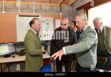 4Die Prince of Wales, auch bekannt als der Duke of Rothesay, mit leitender Projektingenieur Michael Bestwick und Estate Faktor Richard Glendson, als er das Braemar Wasserkraft Wasserkraftwerk Schema Turbinenhaus bei Linn Dee Road in Braemar öffnet. Stockfoto