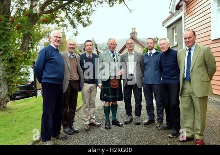 Der Prinz von Wales, auch bekannt als der Duke of Rothesay, steht mit Braemar Gemeinschaft Hydro Direktoren (von links) David Chandler, David Sherrard, Al Hubbard, Rob Turner, Mike Daniels, Glenn Perkins und Estate Faktor Richard Gledson, wie er das Braemar Wasserkraft Wasserkraftwerk Schema Turbinenhaus bei Linn Dee Road in Braemar öffnet. Stockfoto