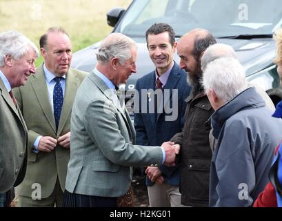 Der Prince Of Wales, auch bekannt als Duke of Rothesay mit Braemar Gemeinschaft Hydro-Regisseuren, wie er das Braemar Wasserkraft Wasserkraftwerk Schema Turbinenhaus bei Linn Dee Road in Braemar öffnet. Stockfoto