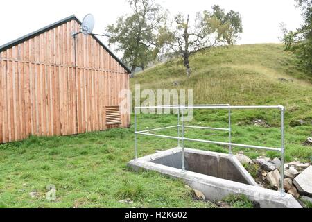 Das Braemar Wasserkraft Wasserkraftwerk Schema Turbinenhaus bei Linn Dee Road in Braemar die von der Prince Of Wales, auch bekannt als der Duke of Rothesay eröffnet wurde. Stockfoto