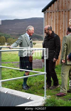 Der Prinz von Wales, auch bekannt als Duke of Rothesay mit mit leitender Projektingenieur Michael Bestwick wie er das Braemar Wasserkraft Wasserkraftwerk Schema Turbinenhaus bei Linn Dee Road in Braemar öffnet. Stockfoto