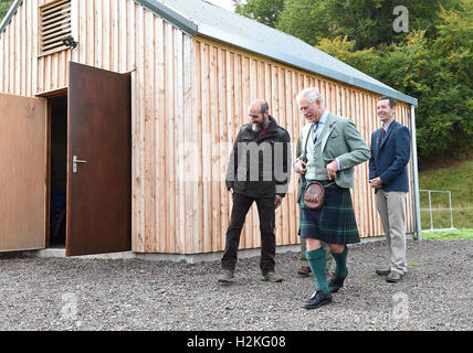 Der Prinz von Wales, auch bekannt als Duke of Rothesay mit mit leitender Projektingenieur Michael Bestwick wie er das Braemar Wasserkraft Wasserkraftwerk Schema Turbinenhaus bei Linn Dee Road in Braemar öffnet. Stockfoto