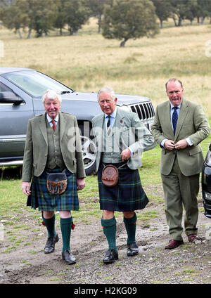 Der Prinz von Wales, auch bekannt als der Duke of Rothesay, kommt um das Braemar Wasserkraft Wasserkraftwerk Schema Turbinenhaus bei Linn Dee Road in Braemar zu öffnen. Stockfoto